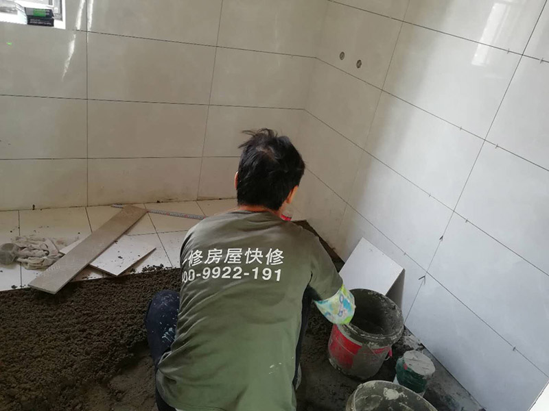 浴室墻磚地磚鋪貼：在鋪貼瓷磚前，我們要先把還沒涂抹水泥的地磚鋪在地上，并敲平，然后在地磚上涂滿水泥，鋪在地面，鋪地磚的過程中要對齊四塊磚的對角位置。   另外，在鋪貼瓷磚時也要講究鋪貼順序，在鋪地磚時應從內(nèi)向外貼，有坡度或地漏的地方，要注意排水方向找坡，而墻面磚應從下往上貼，底層的瓷磚要最后貼，這樣鋪貼出來才美觀，我們鋪完地磚后還要壓地磚。